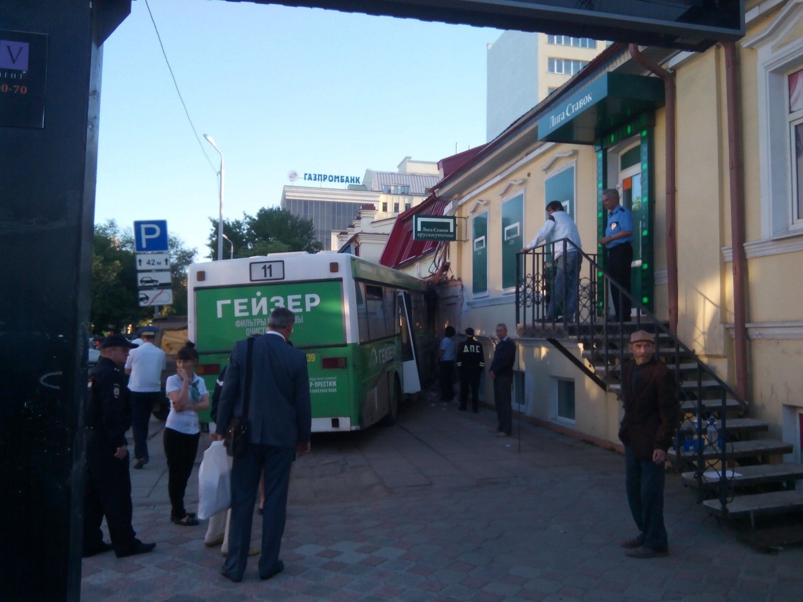 В Саратове пешеход выпрыгнул перед автобусом на красный | Пикабу