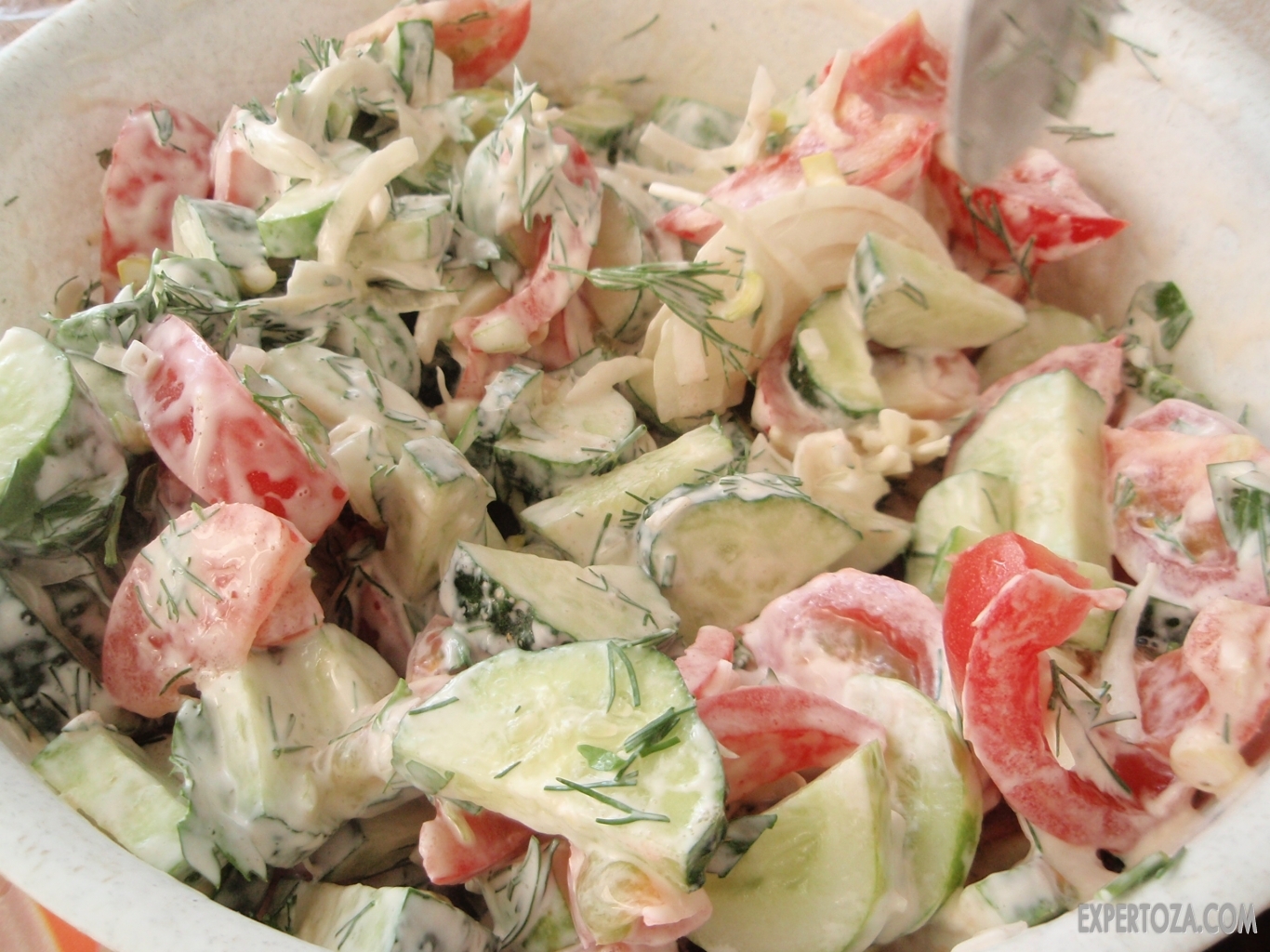 Салат из помидоров, перца и огурцов со сметаной и семенами льна — manikyrsha.ru