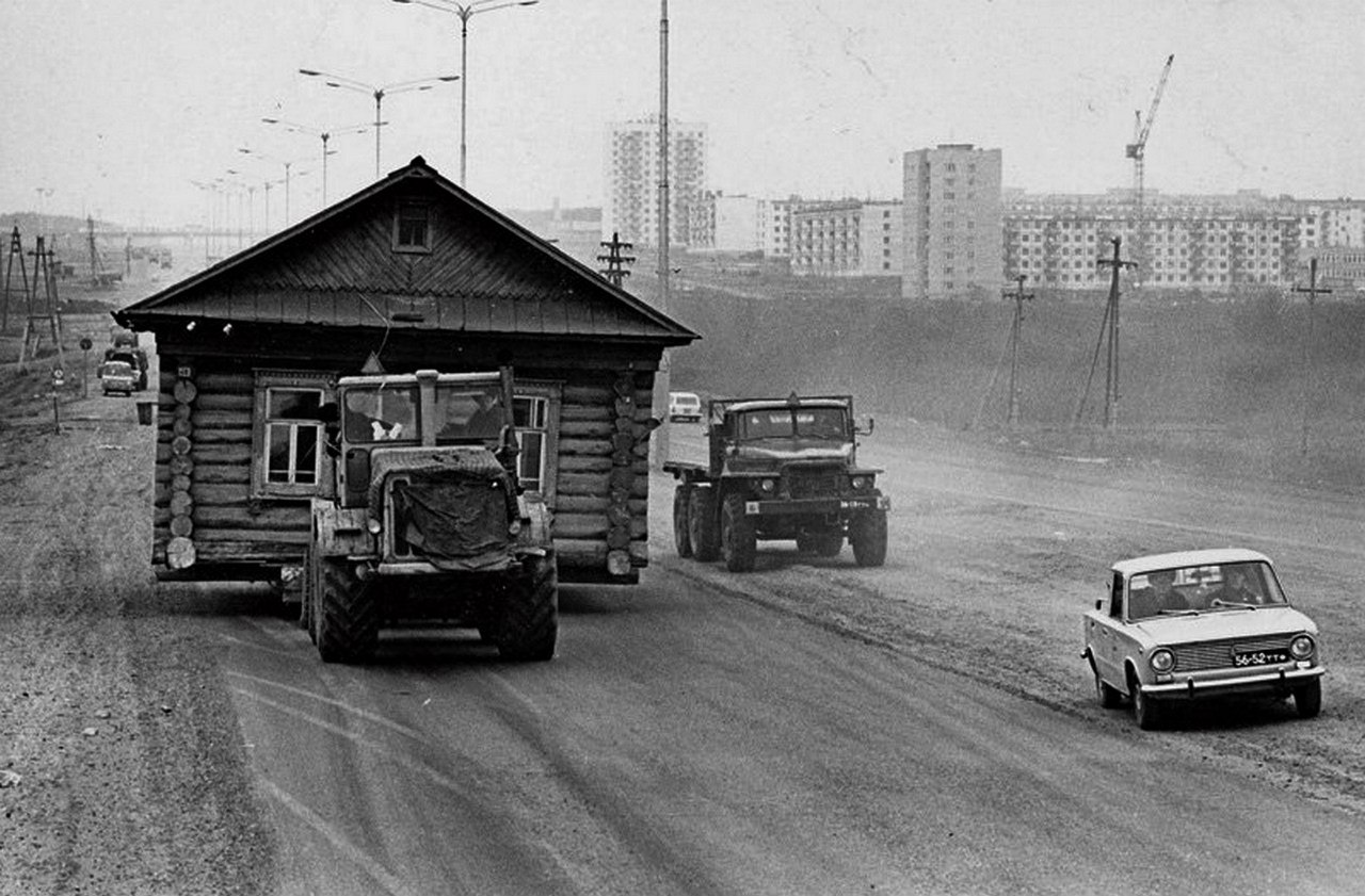 Перевозка дома в Набережных Челнах, 1972 год. Фотограф: Геннадий Копосов. |  Пикабу