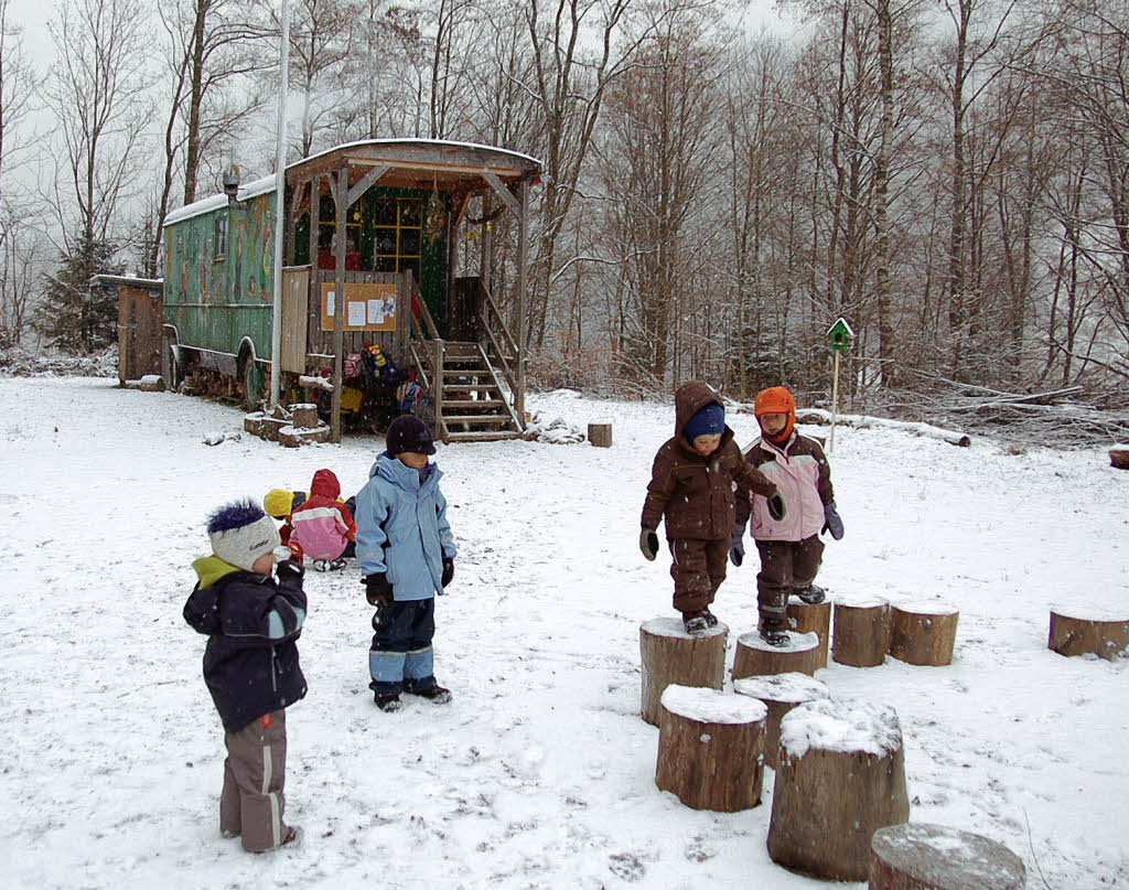 Детский сад в лесу. Waldkindergarten в Германии. Waldkindergarten Лесные детские сады из Германии. Лесной детский сад в Германии. Лесной детский сад в Дании.