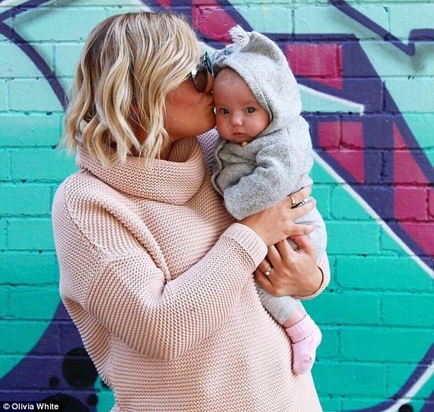 Aussie undresses, speaking out against the fashion for a quick recovery of a figure after childbirth (8 photos) - NSFW, Childbirth, Figure, Longpost