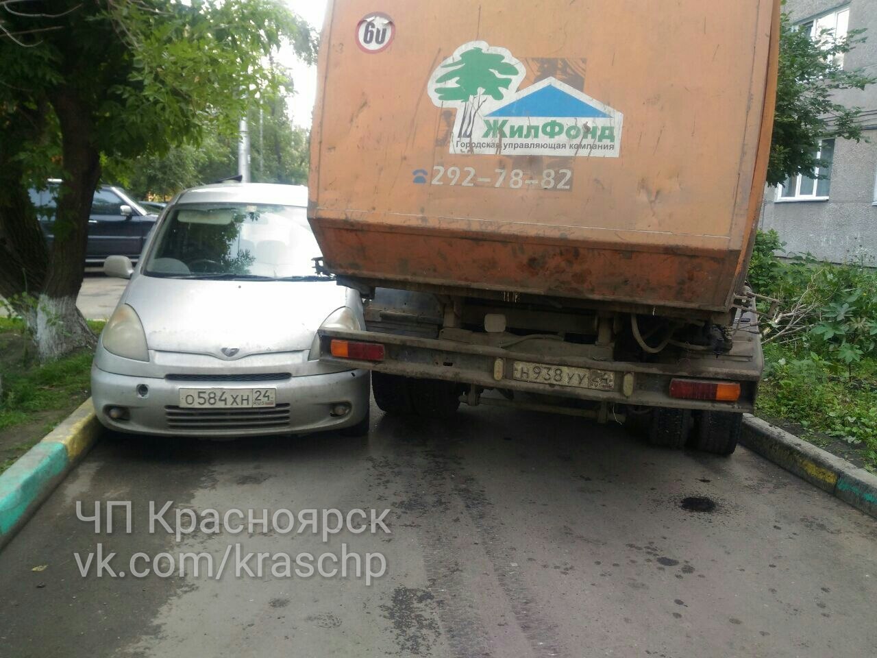 Мусоровоз искорежил плохо припаркованное авто | Пикабу