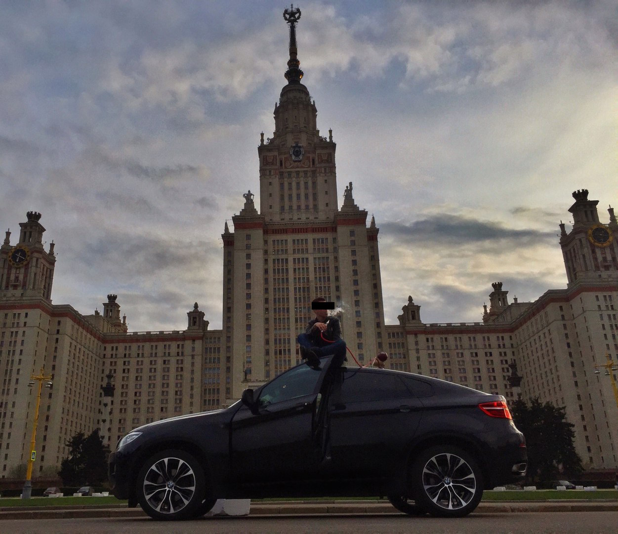 Богатые города москвы. Мерседес 222 около МГУ. Мажоры МГУ. BMW m5 около МГУ.