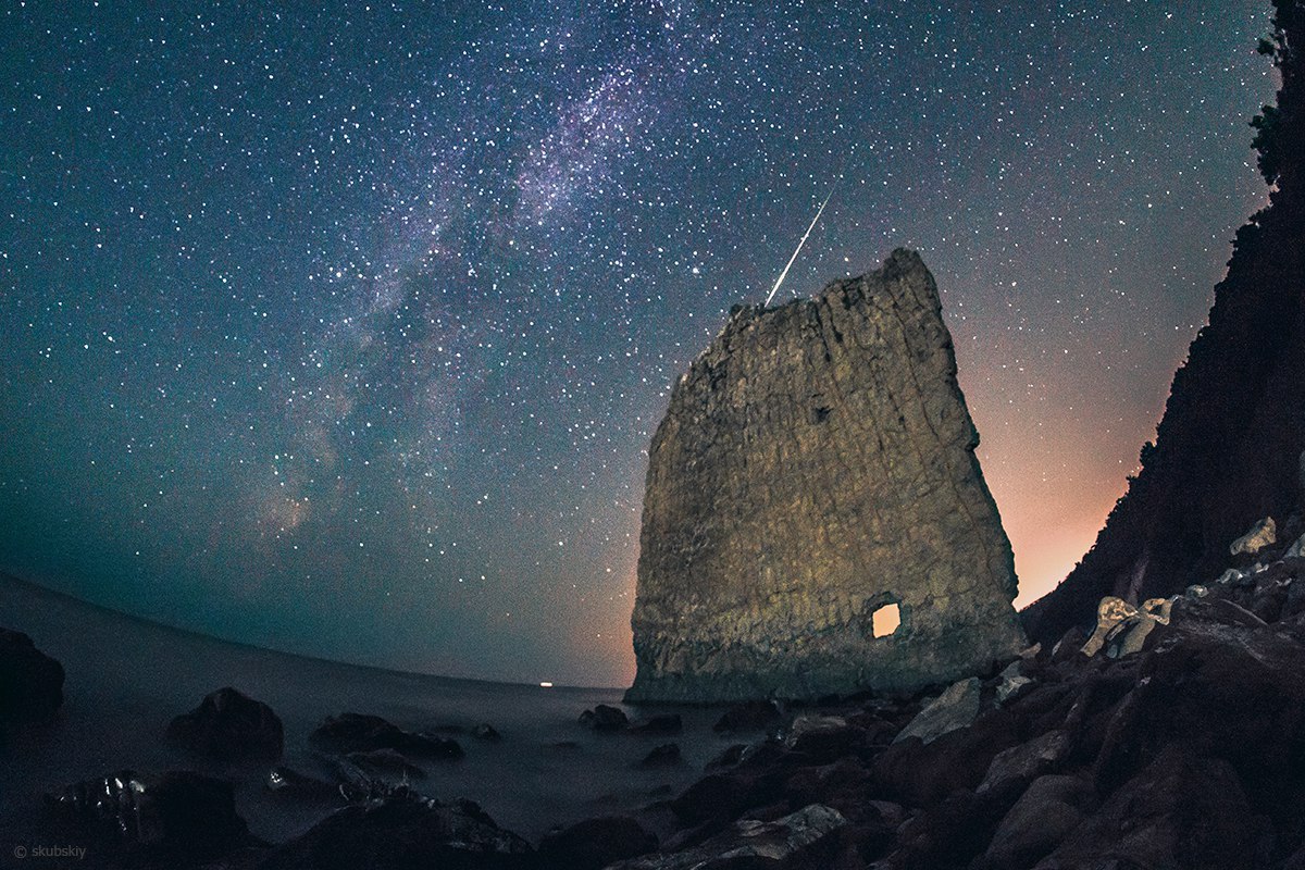 Meteor over the rock Sail, Krasnodar Territory. - Краснодарский Край, Meteor, Photo, Images, The national geographic