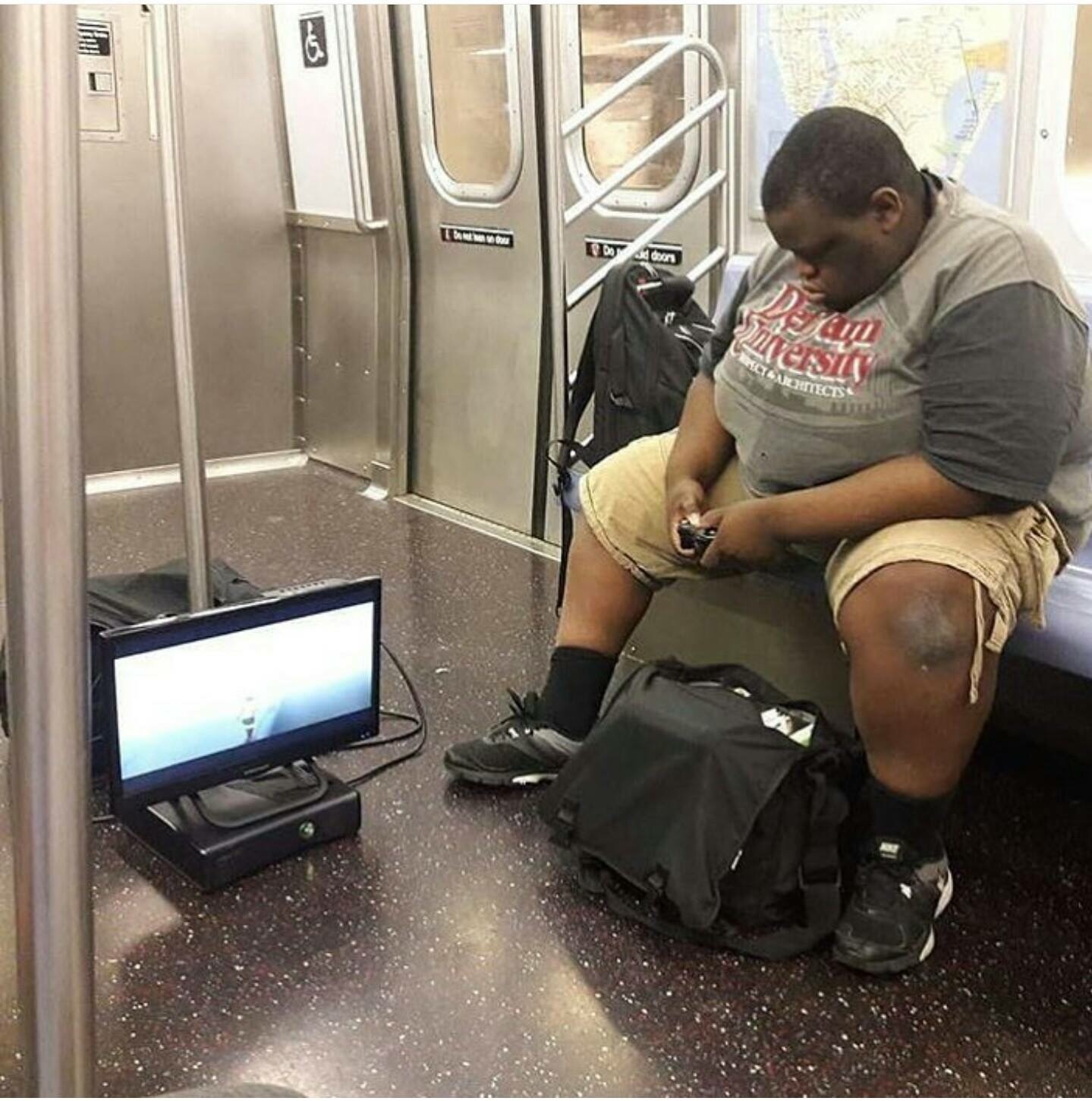 Very hardcore gamer in New York subway - Metro, Gamers