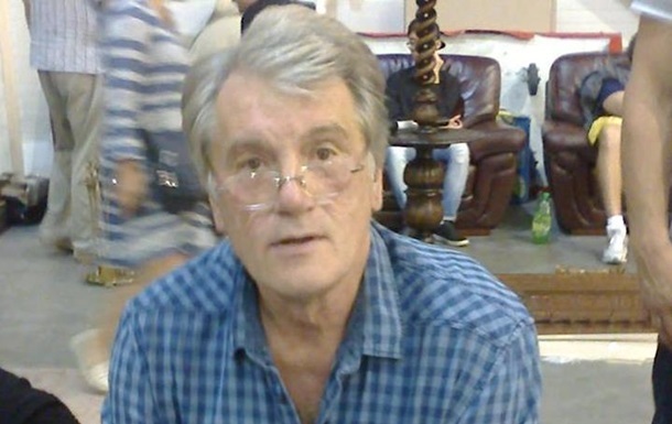 Yushchenko spotted selling at a flea market - Kiev, Yushchenko