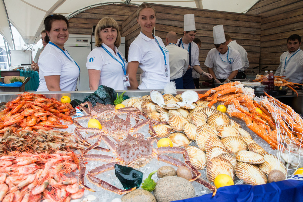 Камчатские морепродукты. Рыбный рынок Южно-Сахалинск. Южно-Сахалинск рынок морепродуктов. Рынок в Южно Сахалинске морепродуктов Южно-Сахалинске. Камчатка рыбный рынок икра.