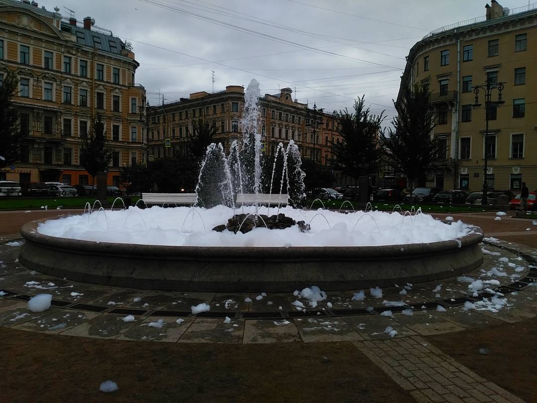 Пена пошла из фонтана во Владивостоке