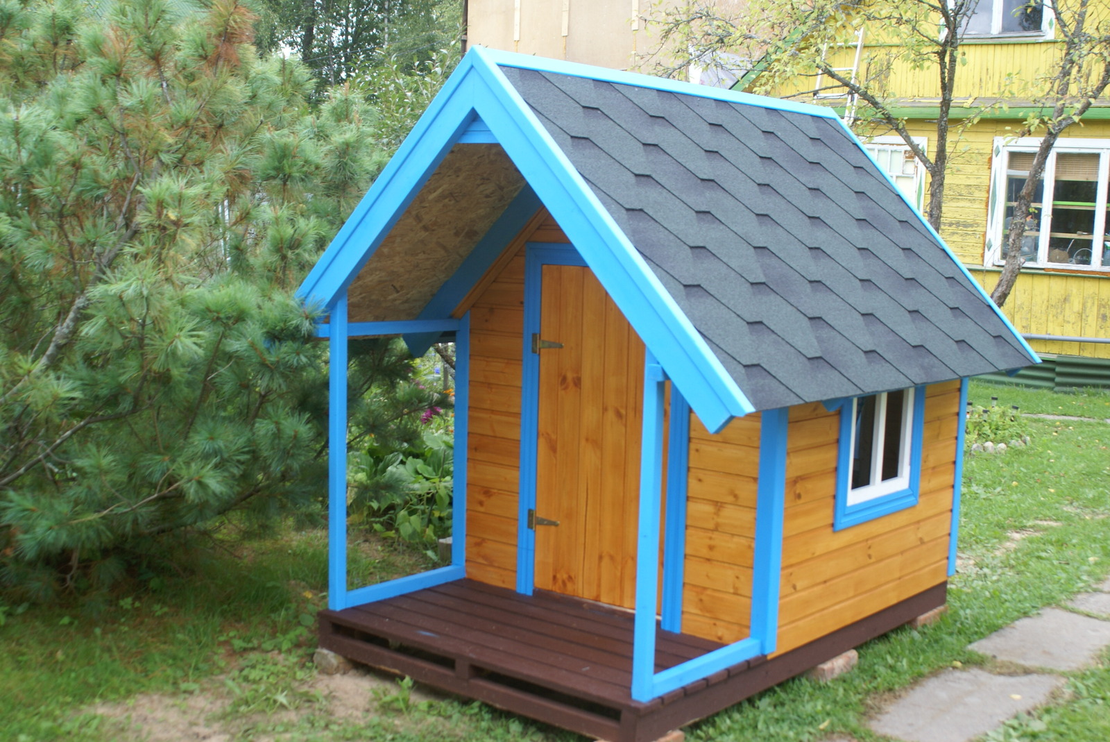 Деревянный домик для детей на дачу фото