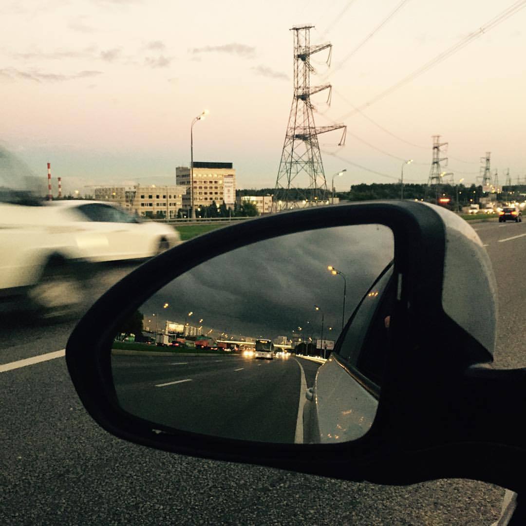 снятое на сотку. человек со смартфоном. съемка на телефон. снятое на сотку. красивые ракурсы авто снятые на телефон.