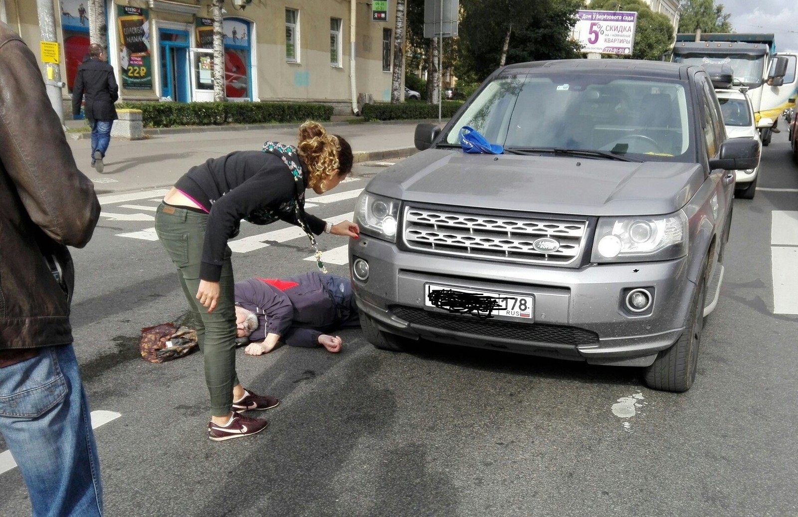 An example of human indifference. - Saint Petersburg, A pedestrian, Shot down