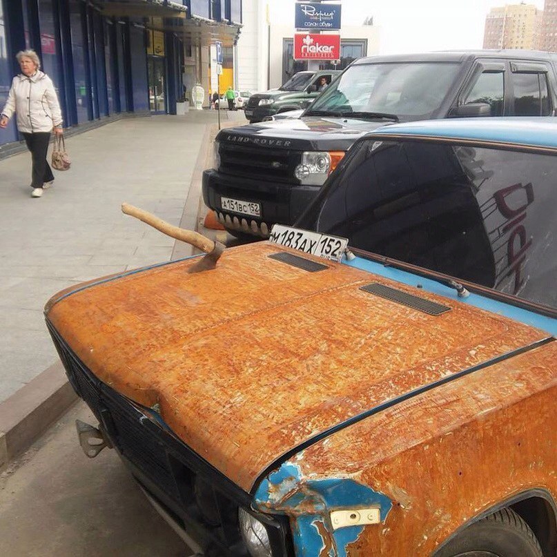 Топор в капоте машины