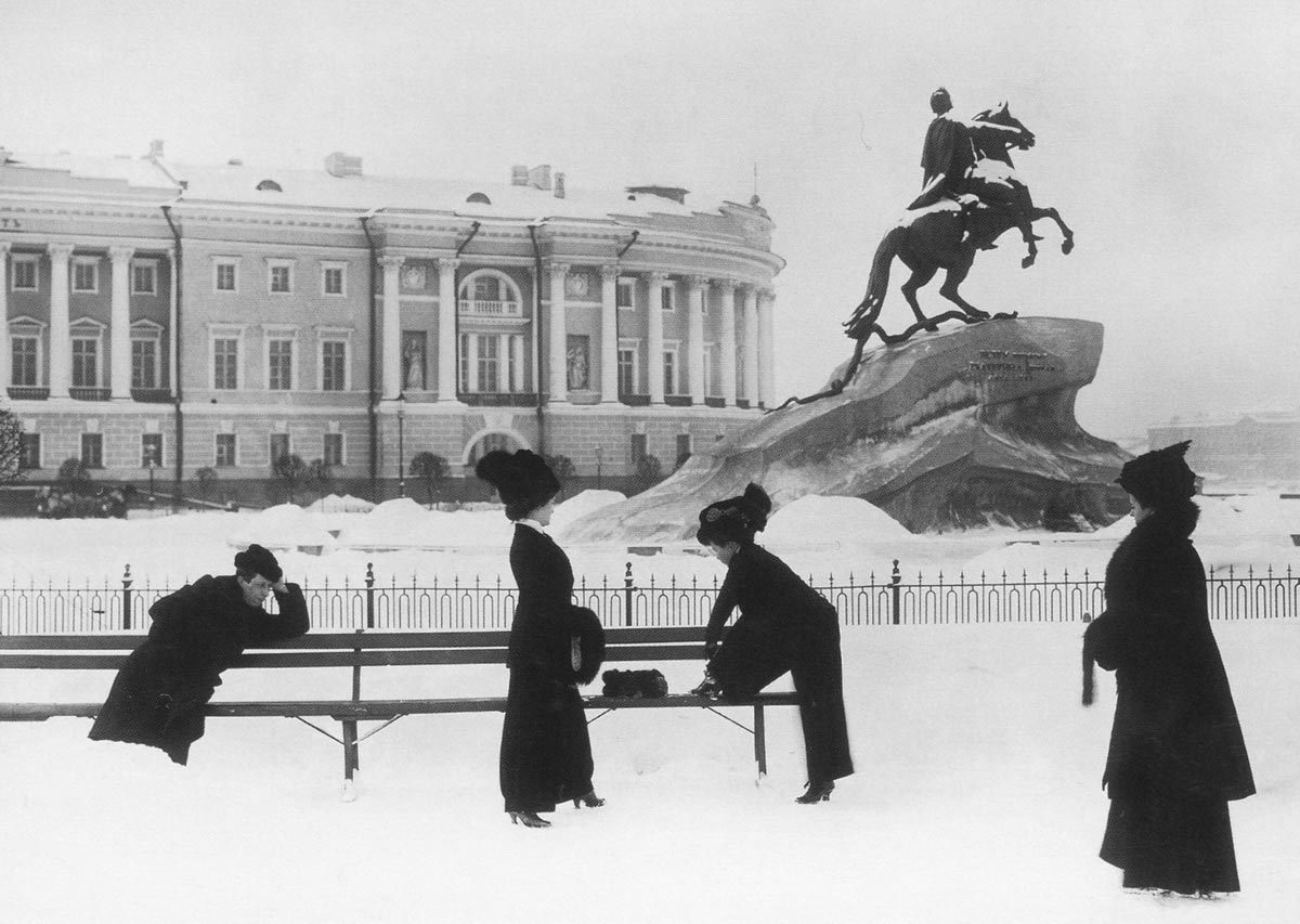 Петербургские модницы... Сенатская пл., конец 19-го века... - Россия, Санкт-Петербург, Город, Города России, Мода, Модница, Модники и модницы, Петр 1, Модницы, Петр I