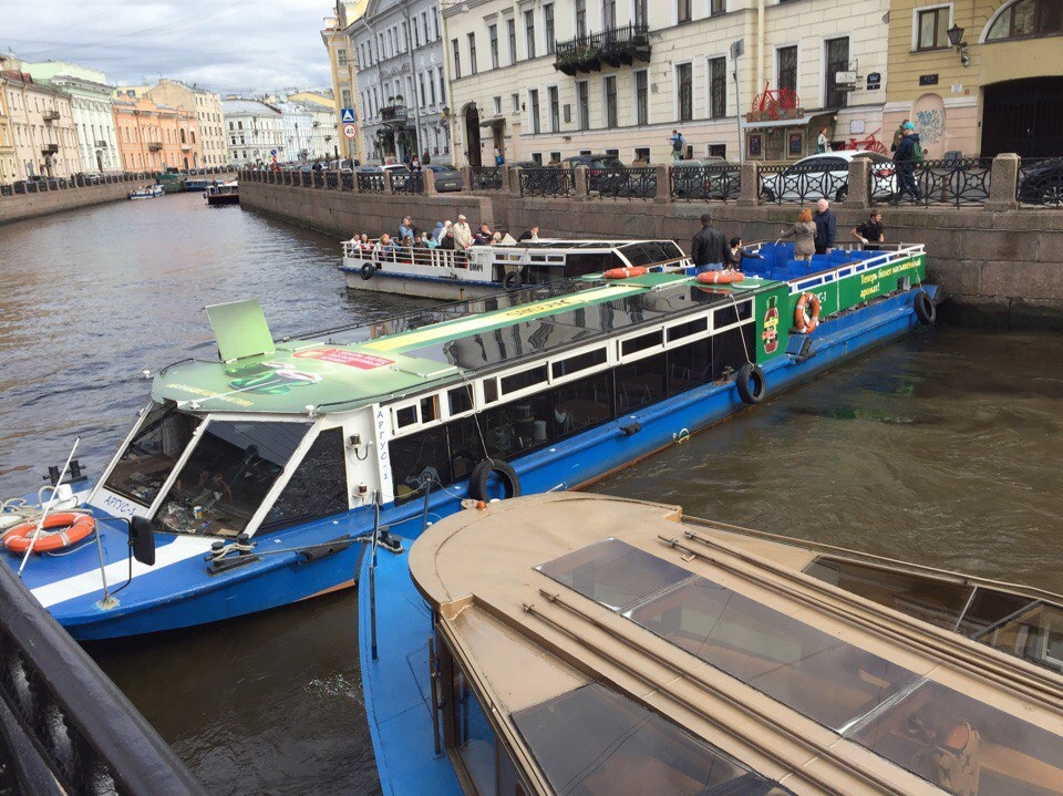 Pleasure boat with tourists stuck in the center of St. Petersburg - Saint Petersburg, Boat, Traffic jams