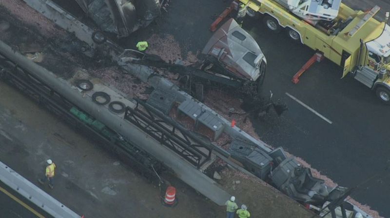 An overturned truck dumped 18 tons of small items on the highway - Crash, Truck, Casus, Money, Not mine