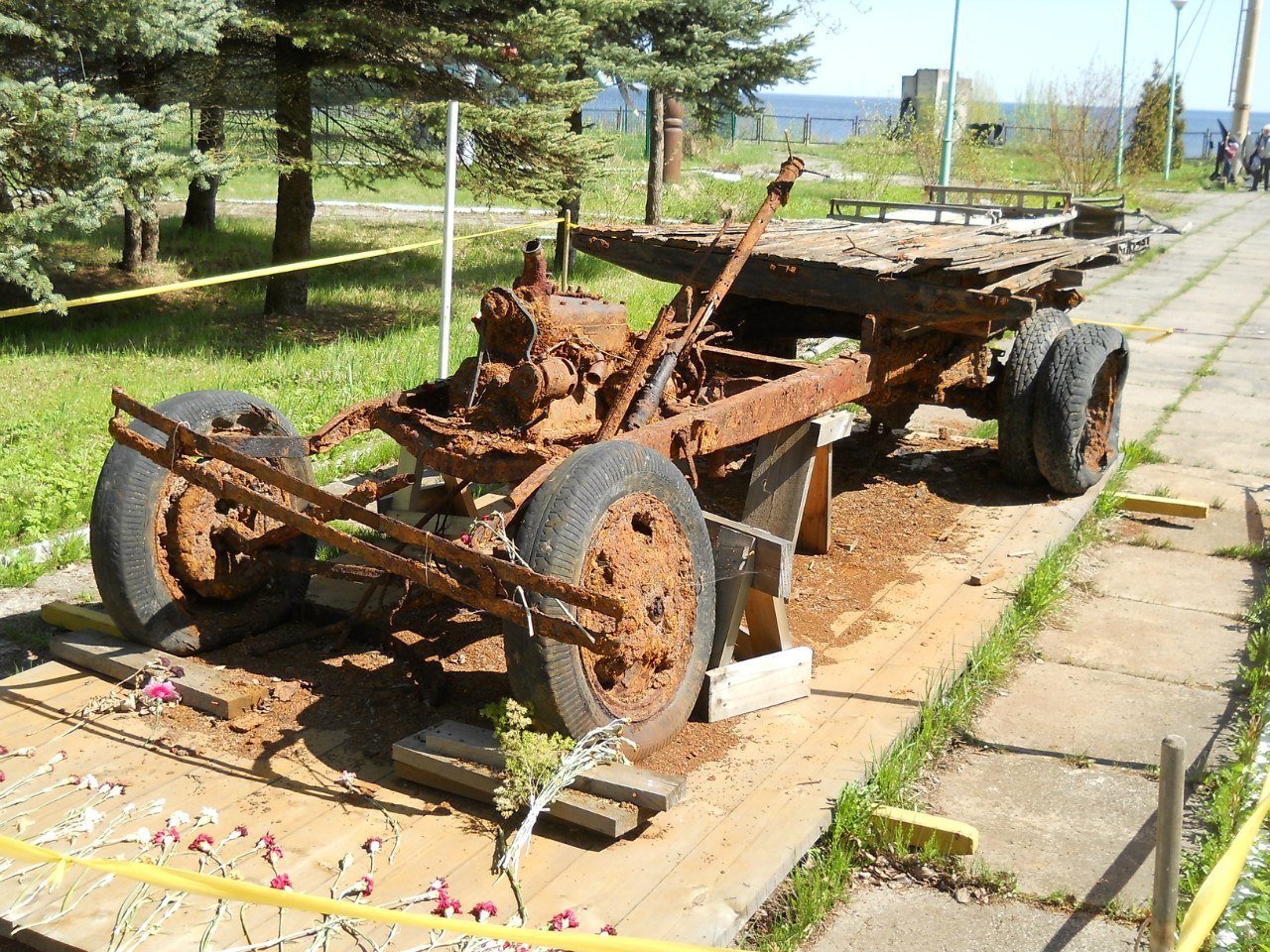 A light bulb in a sunken lorry - My, The Great Patriotic War, Semi-and-a-half, The road of life, Bulb, Leningrad blockade, Photo, The photo