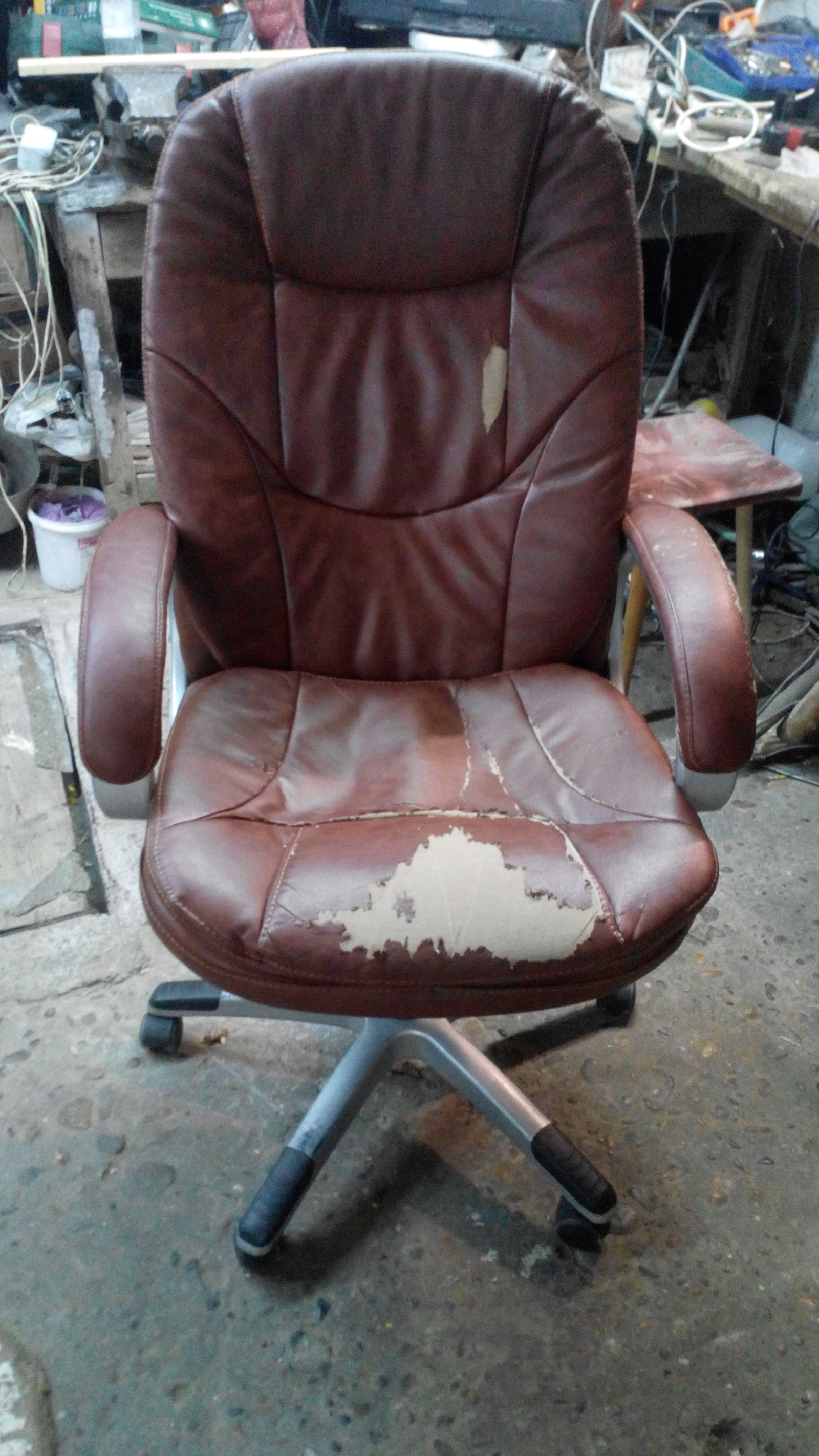Перетяжка компьютерного кресла в СПб на дому и в мастерской, недорого. Доступные цены