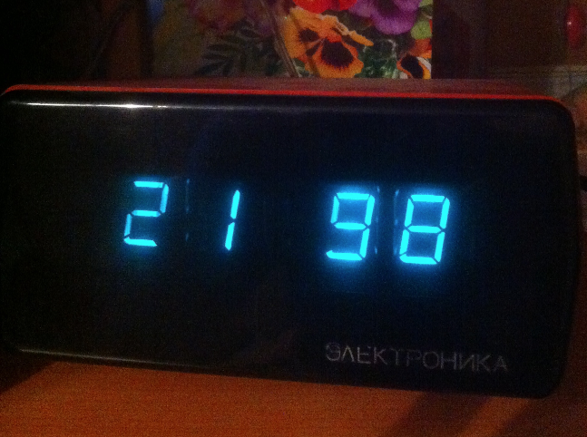 Parents said that there was something strange with the watch and sent these photos) - My, Clock, Time, , , Electronics, Old school