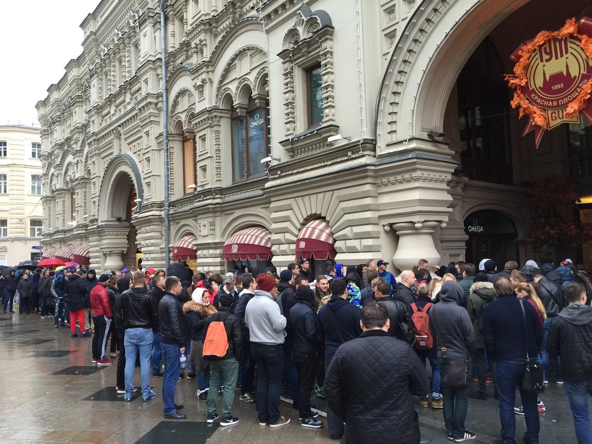 7 a.m. GUM. The queue at Nikolskaya for the IPhone7. People stood all night. - iPhone 7, Queue