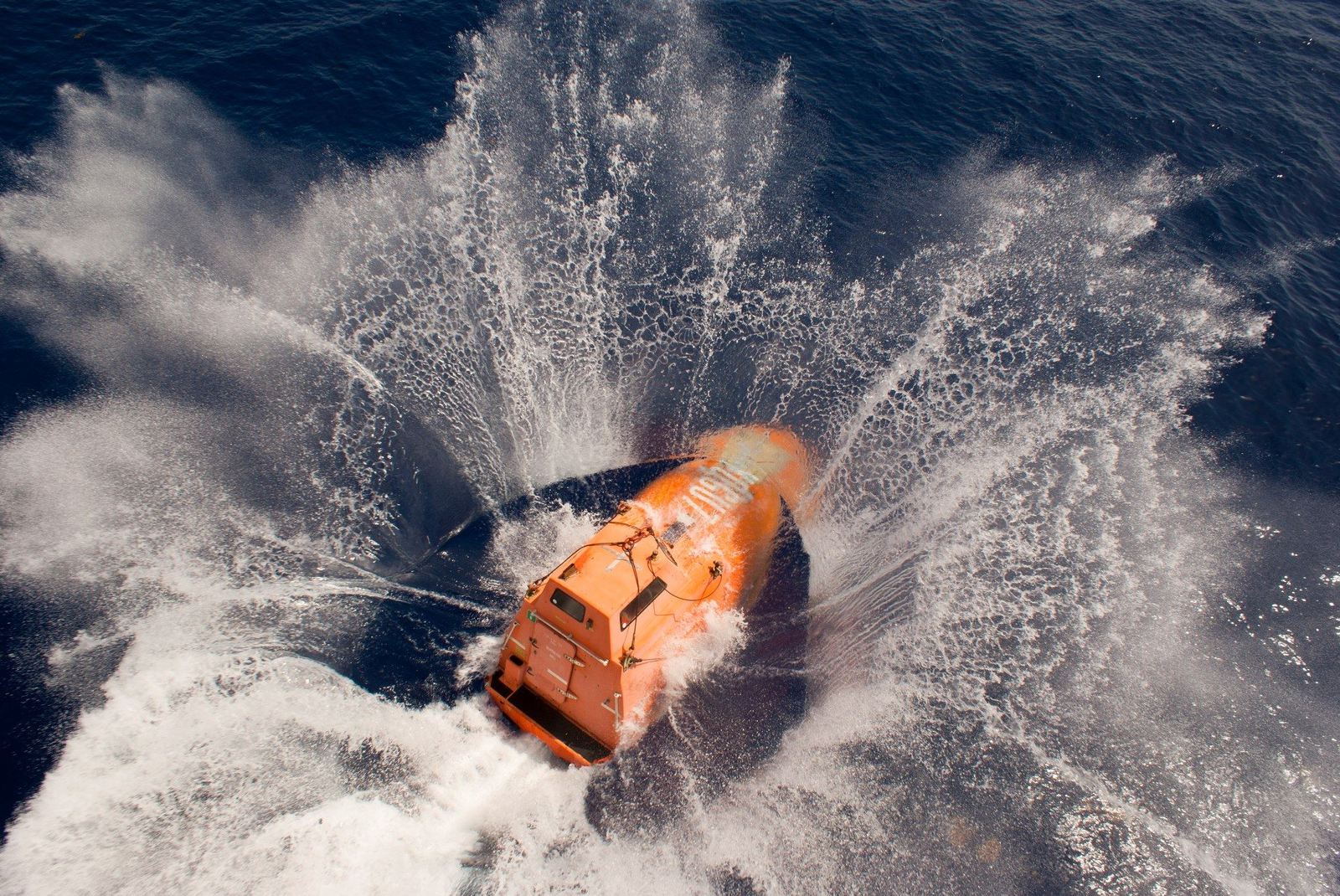 Launching a boat into the water - Photo, Interesting, Beautiful, Sea