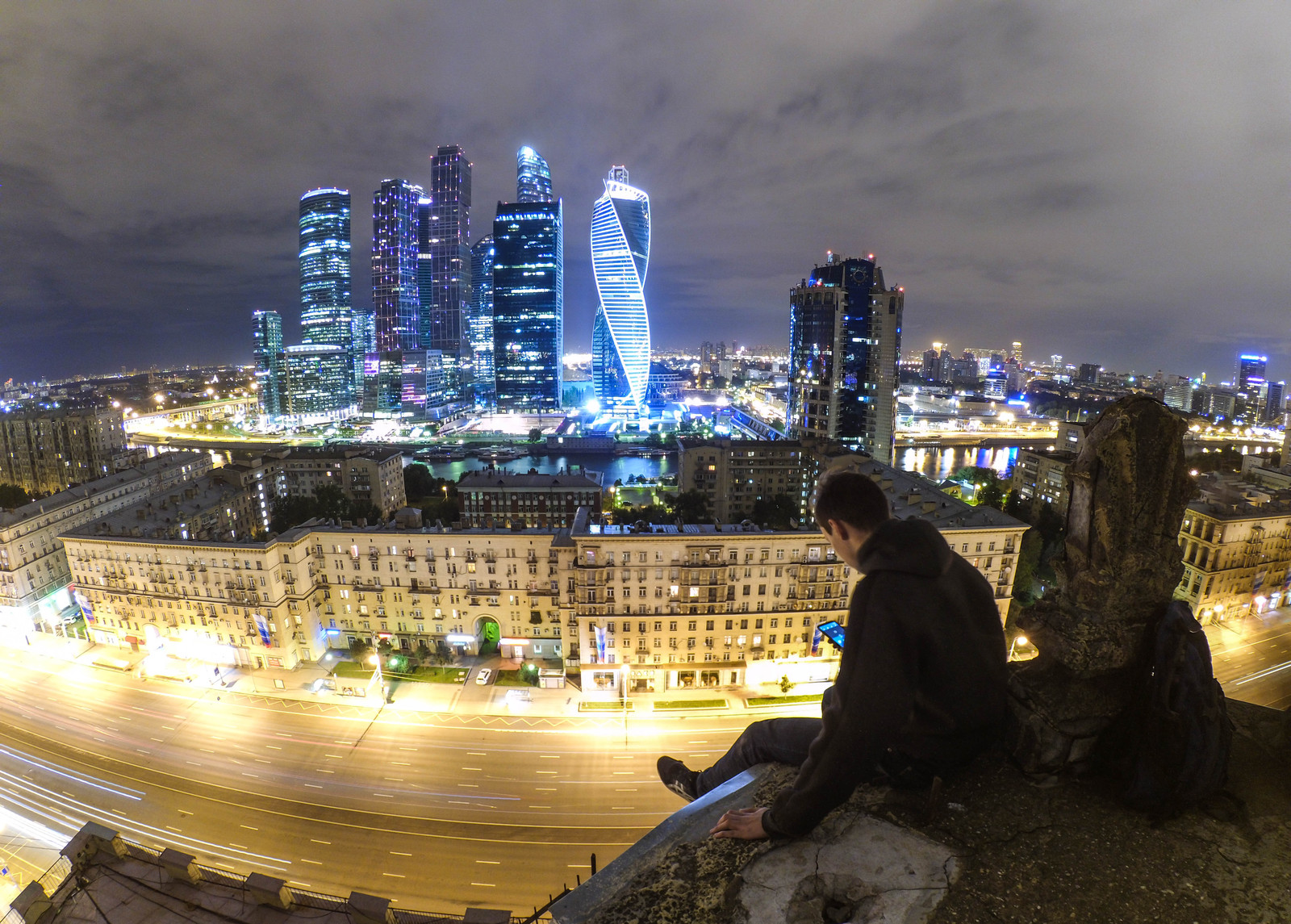 Руфер на ночной крыше Москва Сити