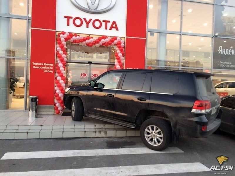 The owner of the Land Cruiser parked the car on the porch of the car dealership - Toyota Land Cruiser, Auto, car showroom, Story, Novosibirsk, Longpost