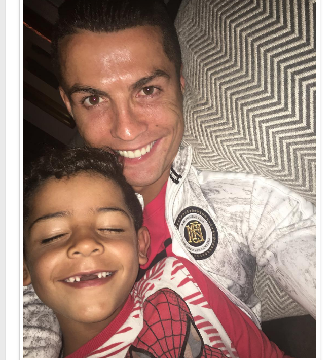 When you told your dad that you support Messi. - Lionel Messi, Ronaldo, Football, Photo, Championship