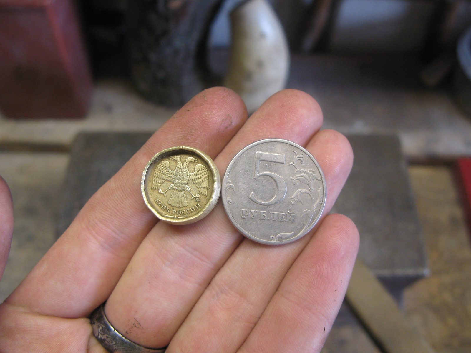 Кольцо из 5 рублей. Самодельные монеты. Кольцо из монеты. Самодельное кольцо из монеты. Кольцо из 5 рублевой монеты.