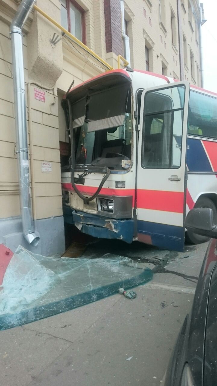 Someone today will not leave the entrance. - Bus, Road accident, Crash, Photo, Entrance, Longpost