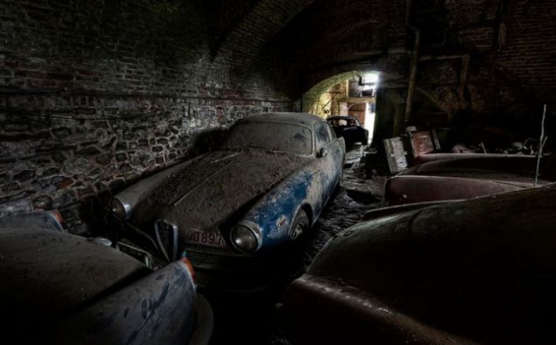 Forgotten Alfa Romeos in an old Belgian castle! - Translation, Alfa romeo, Locks, Find, , Longpost, Video