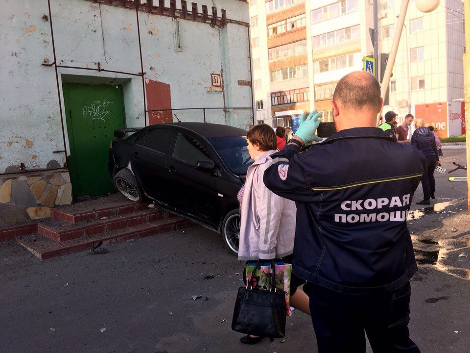 A young driver rammed a factory building in the center of Kurgan and took a selfie in front of his wrecked car. - Road accident, Mound, Russia, Auto, Selfie, Longpost