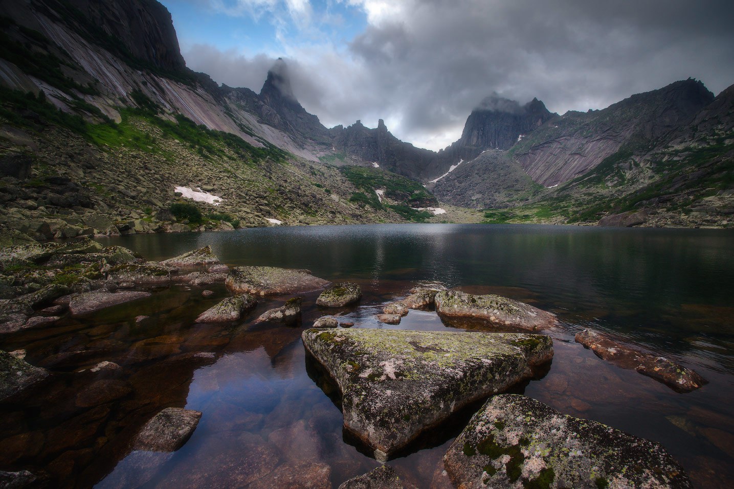 Mountain spirit. Озеро горных духов Ергаки. Водопад горных духов Ергаки. Озеро горных духов Хакасия. Парк Ергаки мраморный водопад.