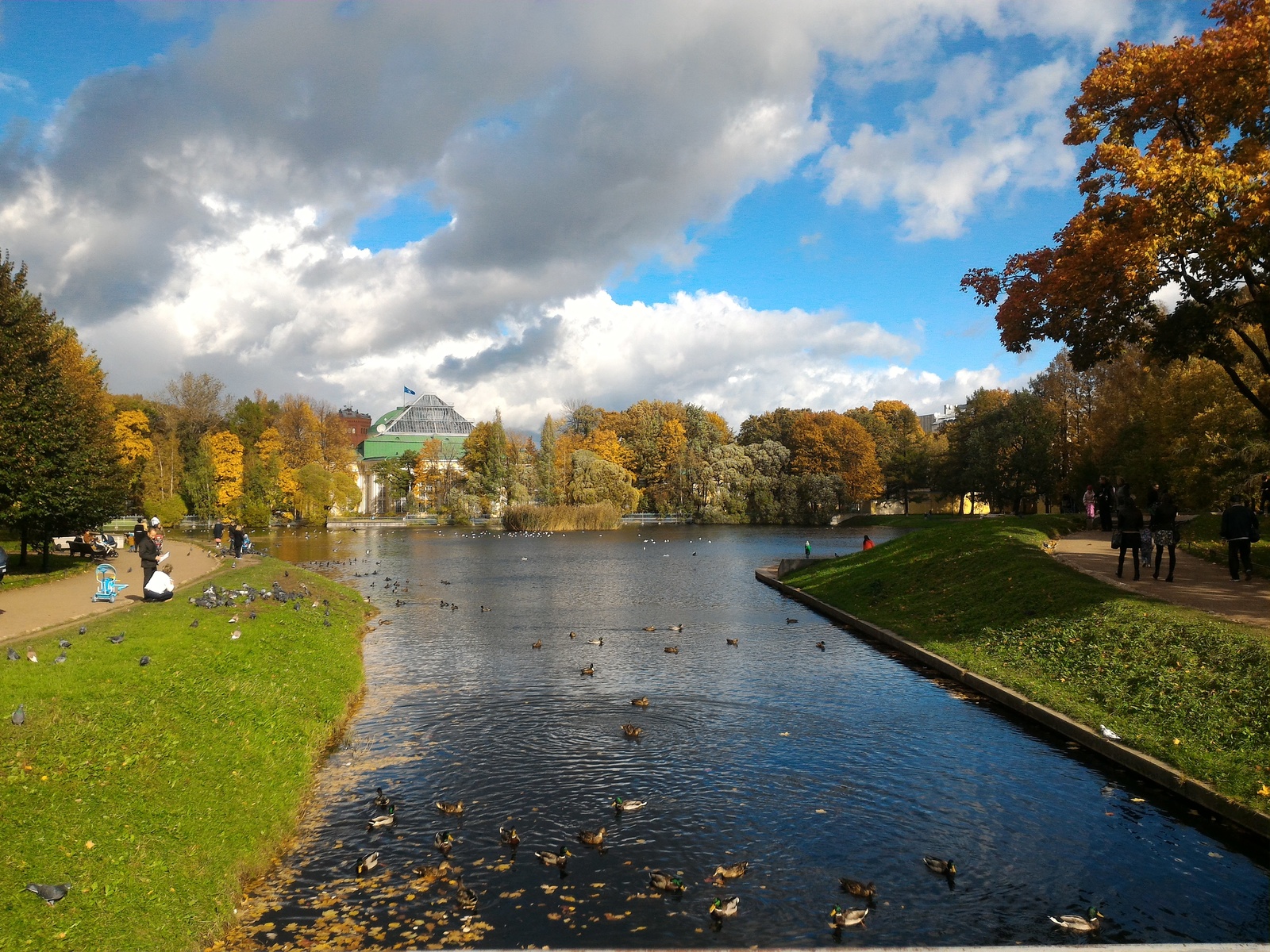 Таврический сад осенью в Санкт-Петербурге