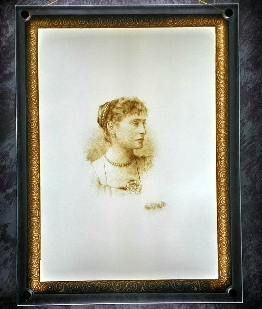 Romanova Empress Alexandra (the picture is painted with sand on glass and fixed in a special way) - My, , Romanovs, Picture with illumination, Design, Painting, , Sand painting