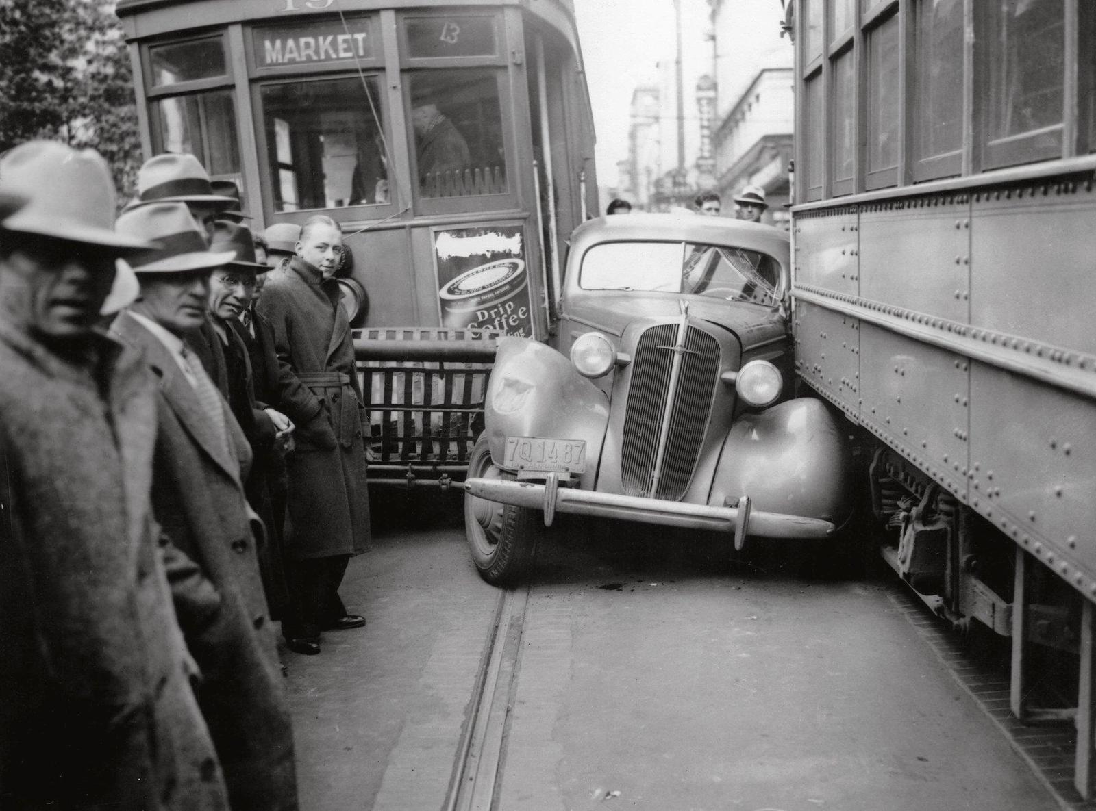 car accident in 1930. - Road accident, , Crash, Photo, Black and white