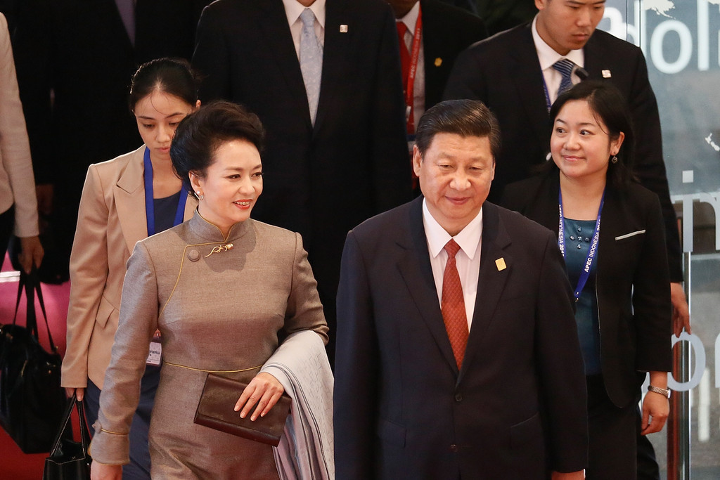 Пэн лиюань. Си Цзиньпин Пэн Лиюань. Пэн Лиюань первая леди Китая. Си Цзиньпин с женой.