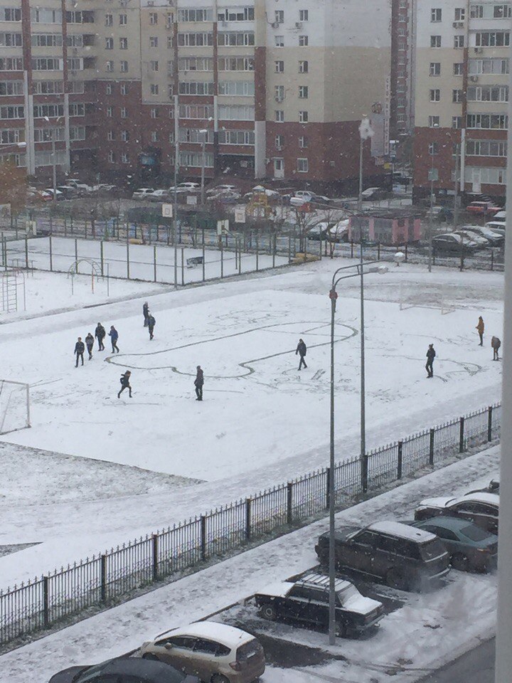 Школьники положили болт на футбольном поле под конец четверти - Моё, Болт, Школьники, Конец четверти