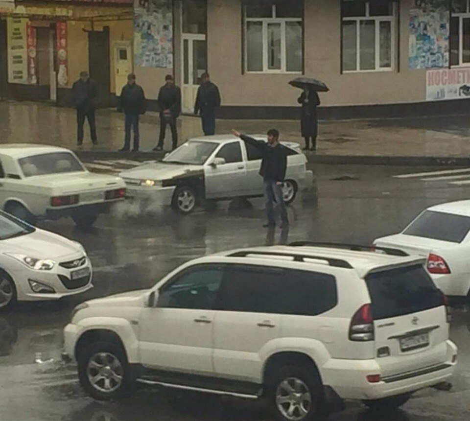 There are no traffic lights at the intersection, and two men stand for a long time in such weather and help direct traffic. - My, Russia, Makhachkala