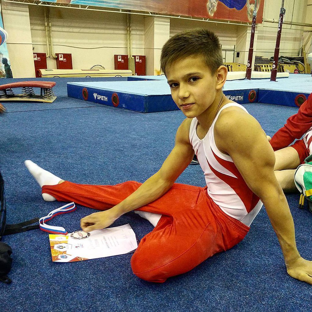 Спортивные мальчики 7 лет. Спортивный мальчик. Мальчик гимнаст. Юноши гимнасты.