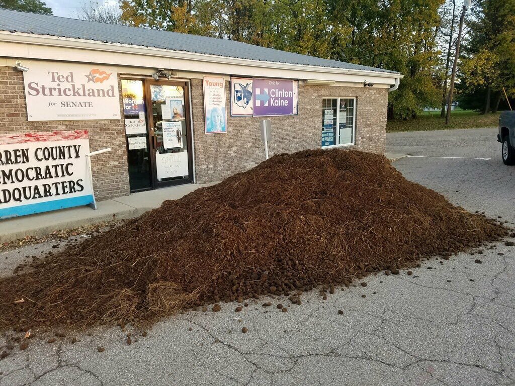 Dung dumped in front of Democratic Party building in Ohio - Events, Politics, US elections, Ohio, Manure, Democrats, Fox News, Russia today