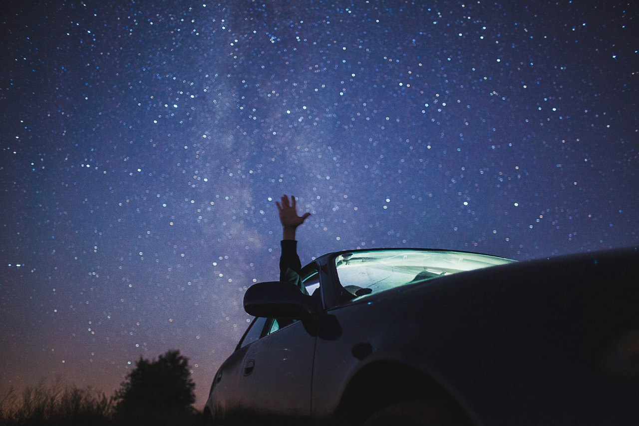 По ночам несмотря на звездное небо сырая. Машина под звездным небом. Звездное небо в машине. Ночное небо и машина. Машина ночь звезды.