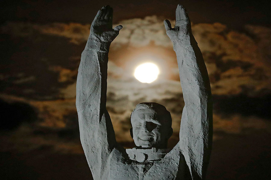 Go! - Yuri Gagarin, moon, The statue, Sculpture