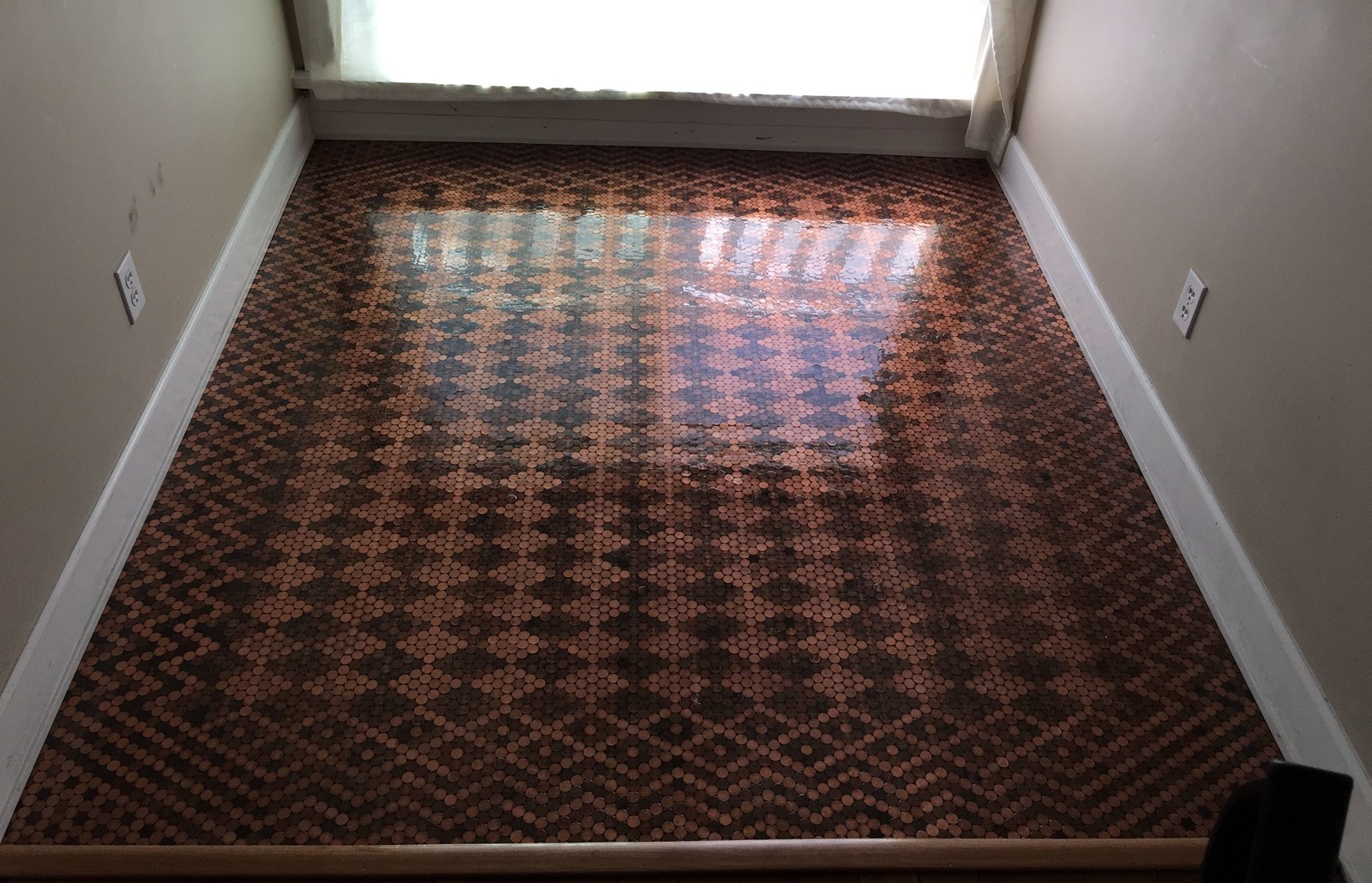 A woman made an amazing floor of 15,000 coins - Images, Longpost, Coin, , Imgur, Floor