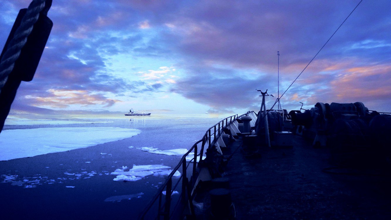 Леденящая красота морей тихого океана - Моё, Закат, Фотография, Природа России, Корабль, Охотское море, Лед, Россия, Длиннопост