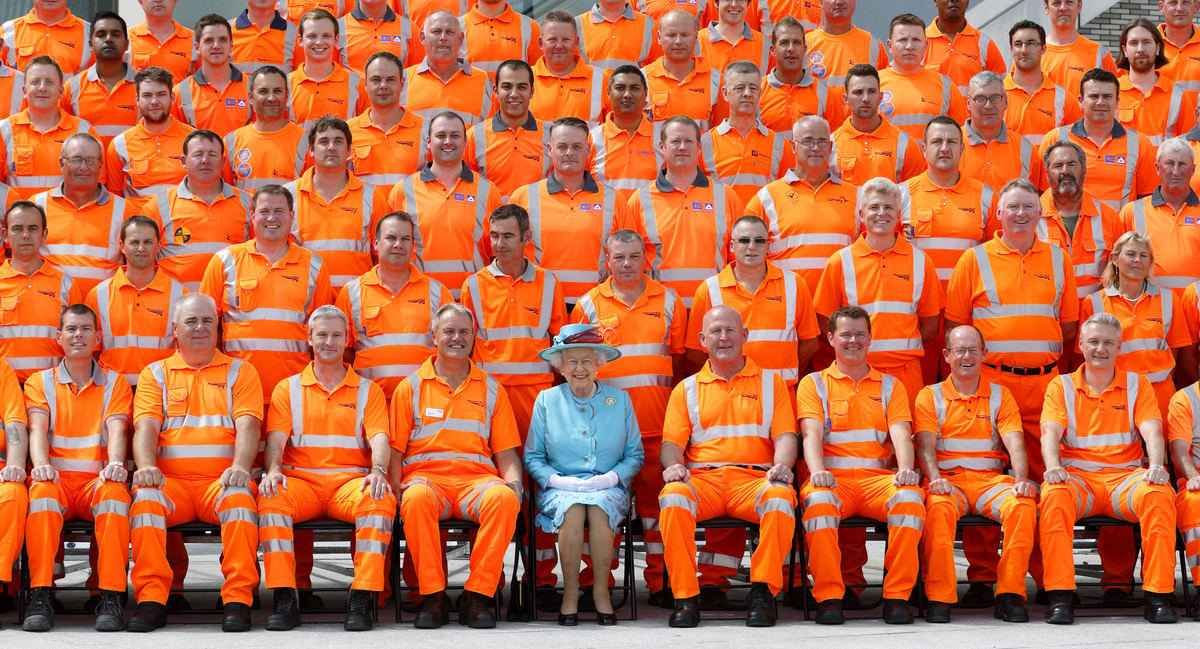 Queen Elizabeth in a group photo with construction workers. - Queen Elizabeth II, Workers, The photo, Color, Orange, Blue, Excretion