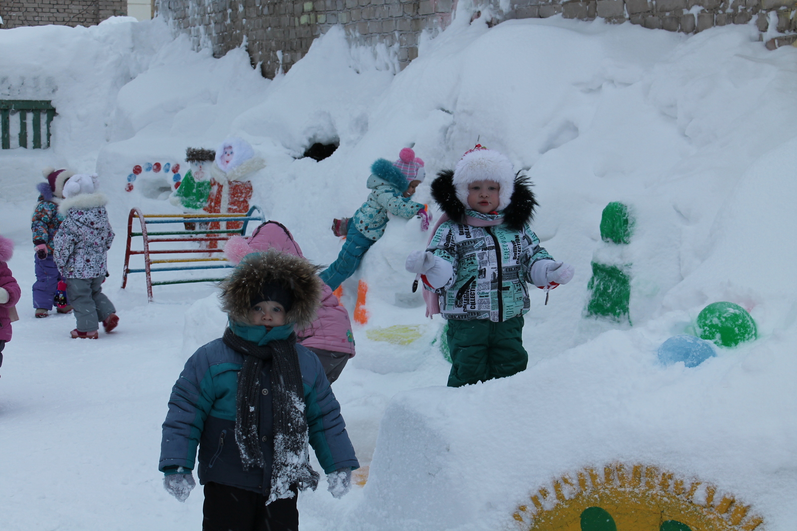 Дети на улице в детском саду зимой