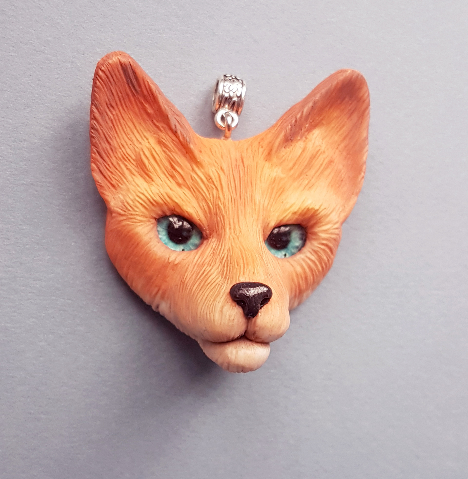 Make fox. Кулон лиса из полимерной глины. Лисичка из полимерной глины. Головы животных из полимерки. Кулон лиса полимерка.