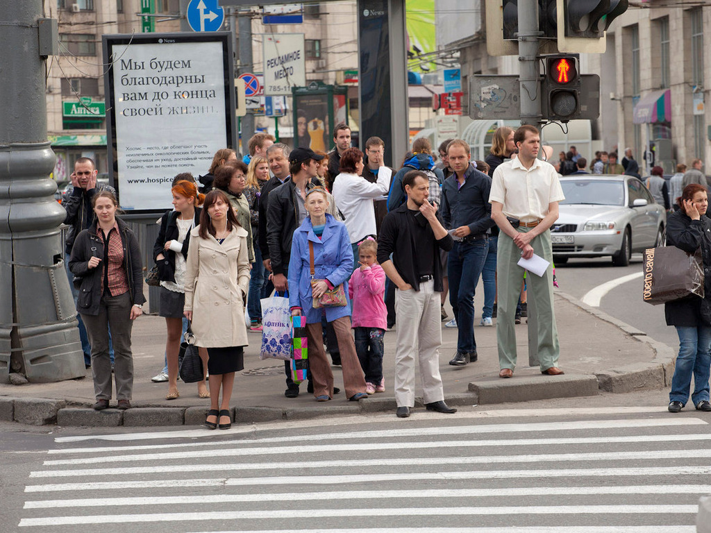 После длительного перехода люди. Люди на пешеходном переходе. Пешеходы на улице. Люди на улице. Человек пешеход.