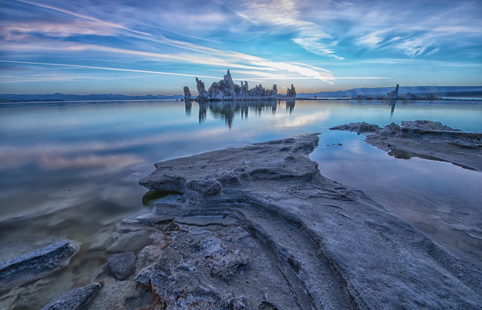 Sunrise at Mono Lake in California - Nature, Photo, Lake