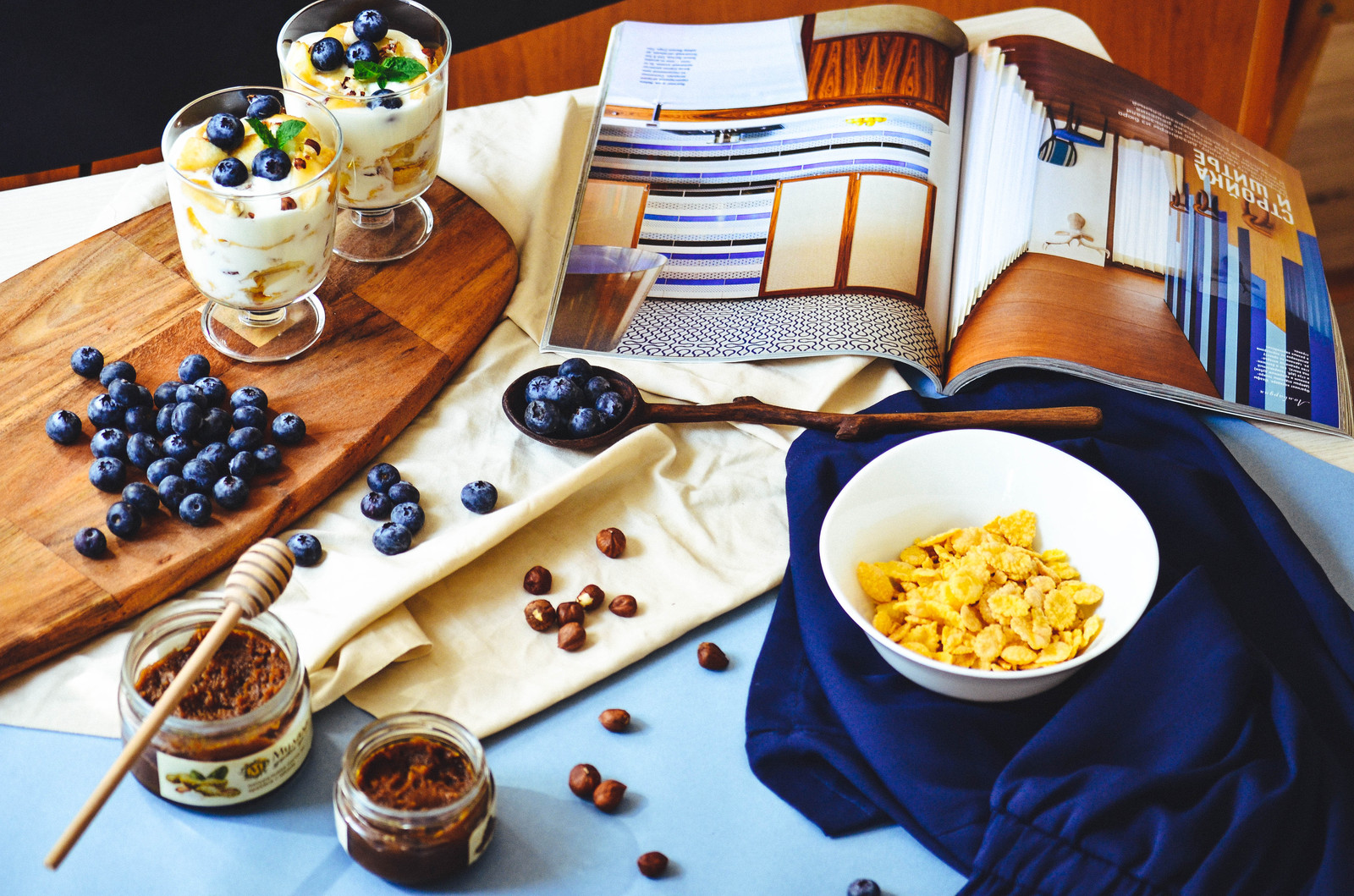 Кулинарные добавки. Правильный завтрак на столе голубика и сок фото.